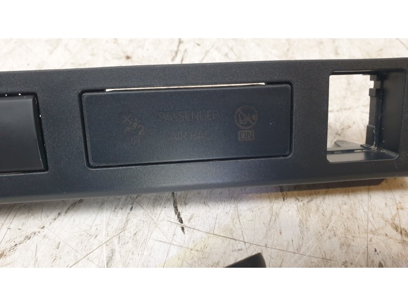 Recambio de interruptor para toyota yaris cross hybrid 2wd active tech referencia OEM IAM 554070D060  