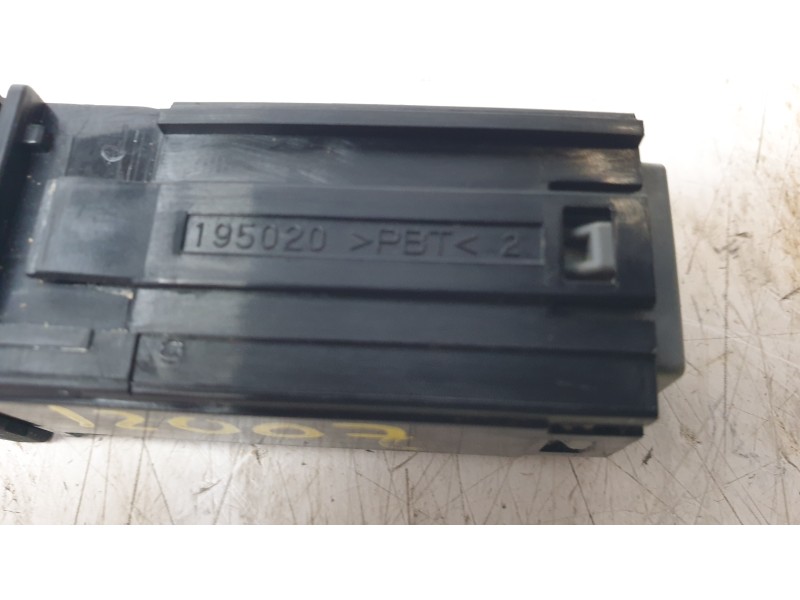 Recambio de interruptor para toyota yaris cross hybrid 2wd active tech referencia OEM IAM 195020  