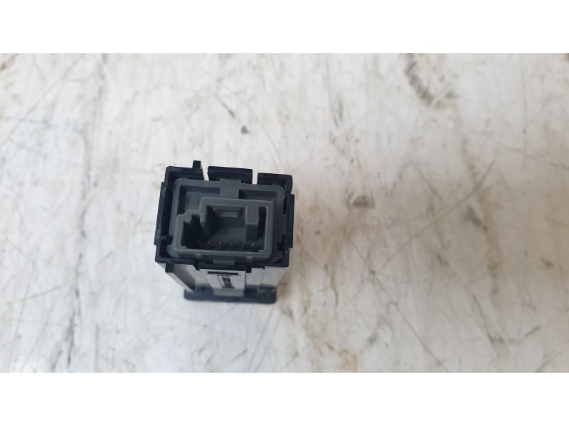 Recambio de interruptor para toyota yaris cross hybrid 2wd active tech referencia OEM IAM 195020  