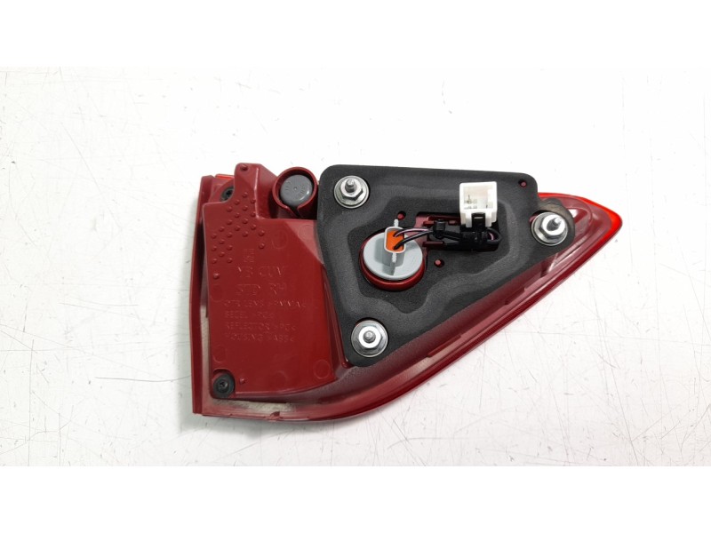 Recambio de piloto trasero derecho interior para kia stonic (ybcuv) 1.2 cat referencia OEM IAM 92404H8400  