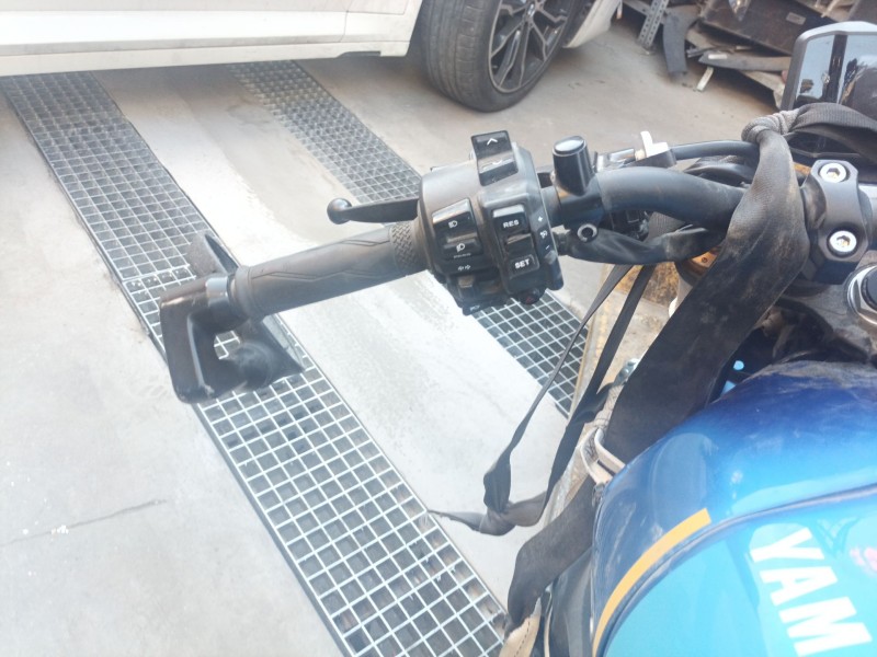 Recambio de piña luces izquierda para yamaha xsr 900 referencia OEM IAM   
