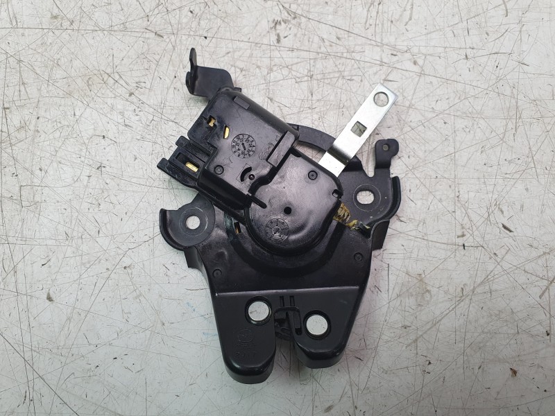 Recambio de cerradura maletero / porton para mazda 3 sedán (bp) evolution referencia OEM IAM GHK156820A  