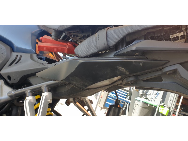 Recambio de moldura para honda cb 650r referencia OEM IAM 77241MKYD50ZB  