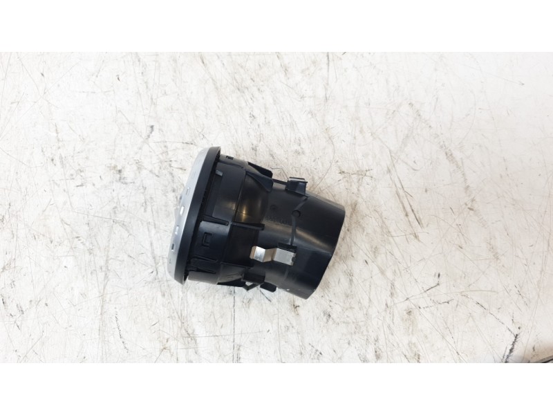 Recambio de aireador central para mercedes-benz clase gla (w156) gla 220 cdi 4m / d 4m (156.905) referencia OEM IAM A1568300054 