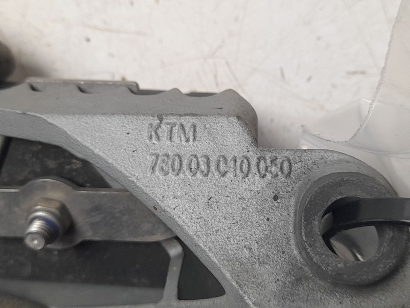 Recambio de estribera izquierda para ktm super adventure 1290 super adventure s referencia OEM IAM 61903040033  