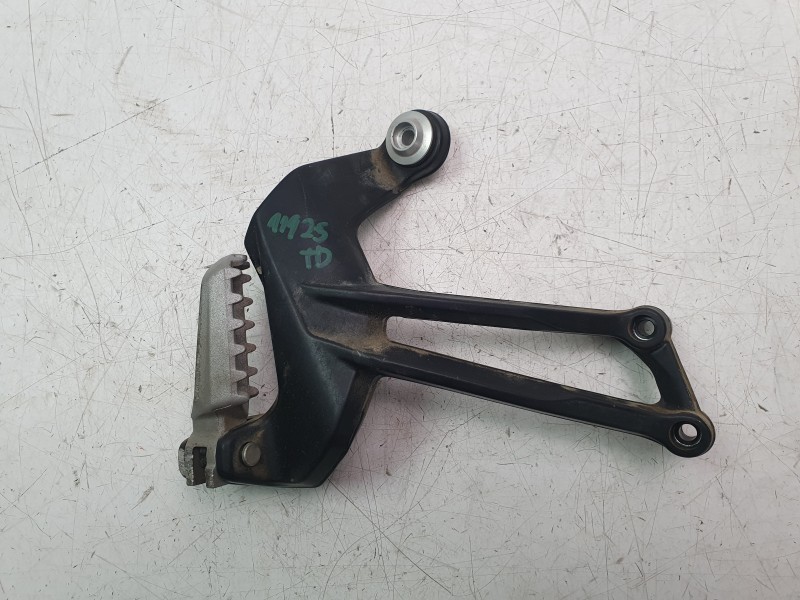 Recambio de estribera derecha para ducati multistrada v2 referencia OEM IAM 82413131BB  