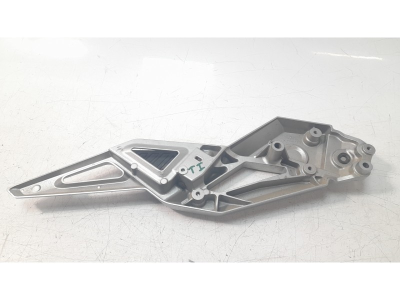Recambio de estribo lateral para honda x-adv referencia OEM IAM 50712MKHD00ZB  