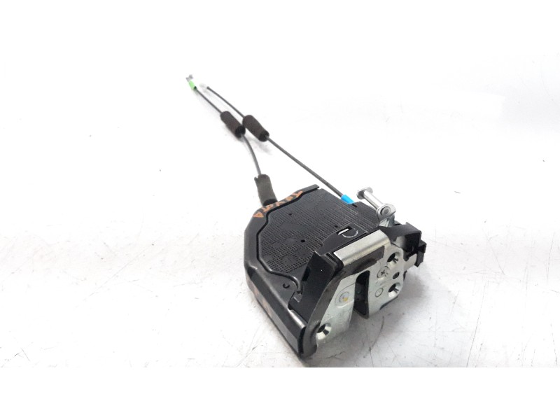 Recambio de cerradura puerta trasera derecha para toyota corolla (e21) referencia OEM IAM 6905002600  