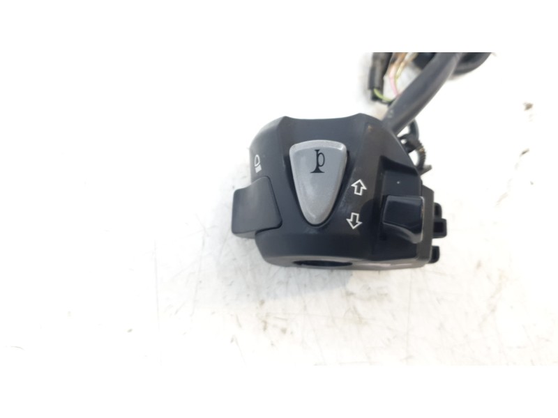 Recambio de piña luces izquierda para honda pcx 125 referencia OEM IAM 35200K1YD12  