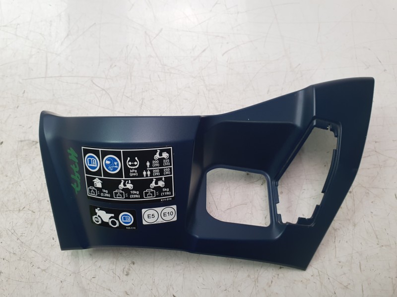 Recambio de moldura para honda pcx 125 referencia OEM IAM 81140K1ZJ101  