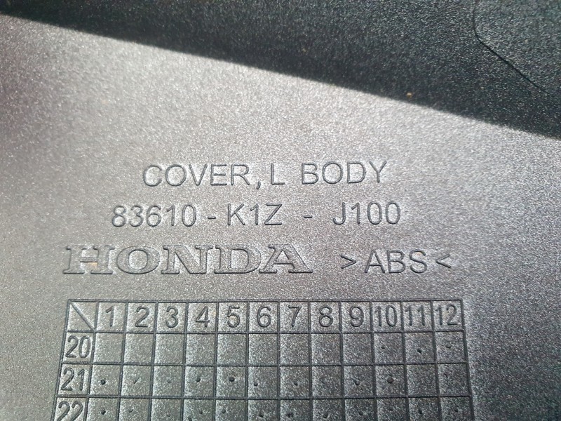 Recambio de moldura para honda pcx 125 referencia OEM IAM 83650K1YJ50ZB  