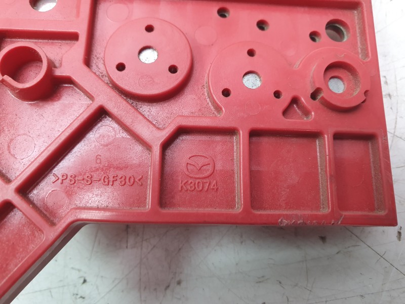 Recambio de caja reles / fusibles para mazda 3 berlina (bp) evolution referencia OEM IAM K3074  
