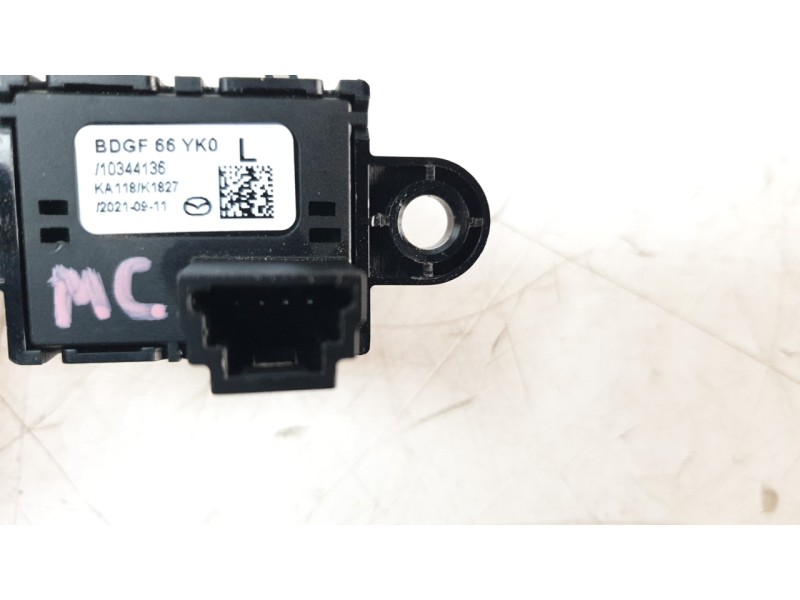 Recambio de interruptor para mazda 3 berlina (bp) evolution referencia OEM IAM BDGF66YK0  