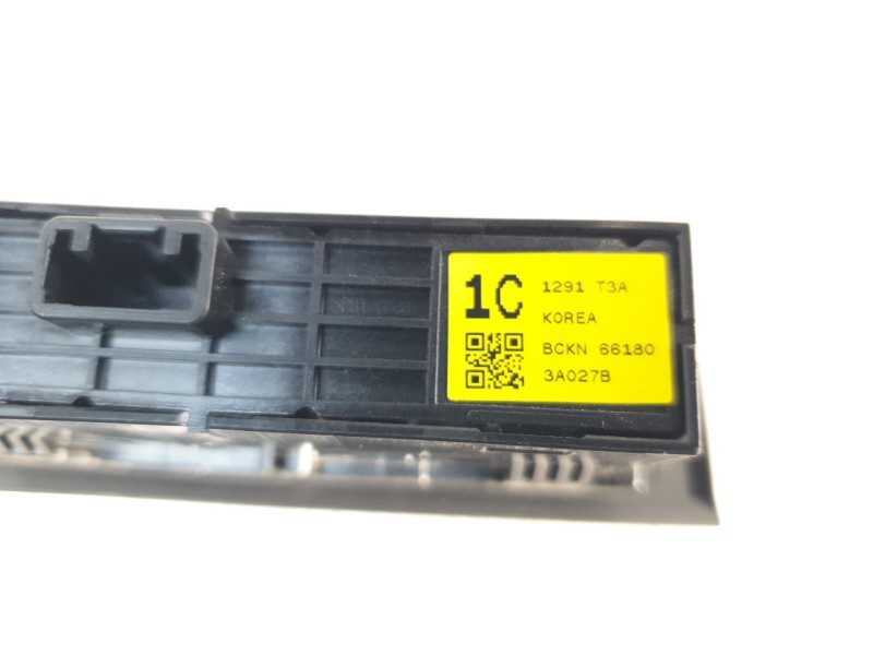 Recambio de moldura para mazda 3 berlina (bp) evolution referencia OEM IAM BCKN66180  