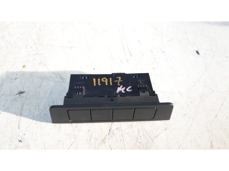 Recambio de moldura para mazda 3 berlina (bp) evolution referencia OEM IAM BCKN66180  