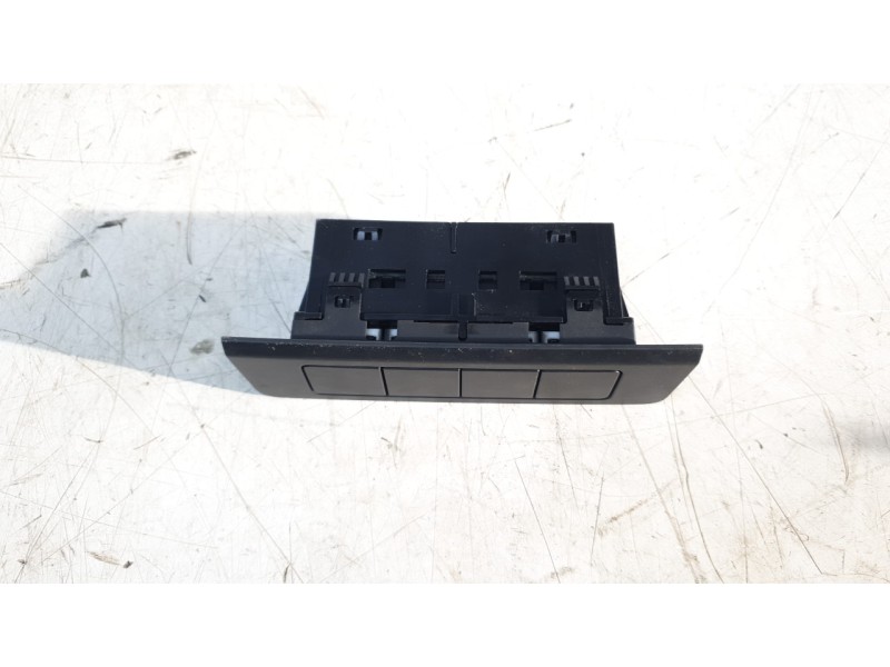 Recambio de moldura para mazda 3 berlina (bp) evolution referencia OEM IAM BCKN66180  