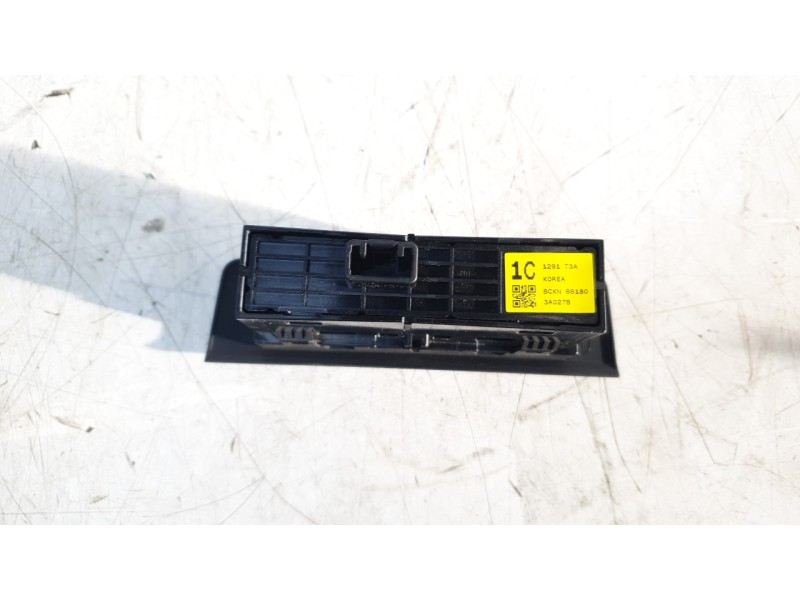Recambio de moldura para mazda 3 berlina (bp) evolution referencia OEM IAM BCKN66180  