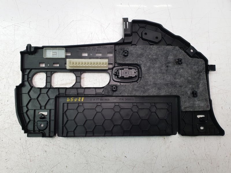 Recambio de moldura para mercedes-benz cla-klasse (bm 118) cla 180 (118.384) referencia OEM IAM A1776800600  