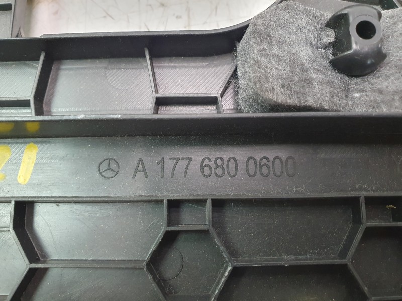 Recambio de moldura para mercedes-benz cla-klasse (bm 118) cla 180 (118.384) referencia OEM IAM A1776800600  