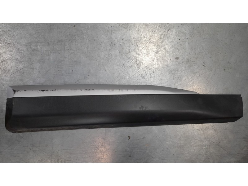 Recambio de moldura puerta delantera derecha para peugeot 2008 (p1) allure referencia OEM IAM 9837637080  