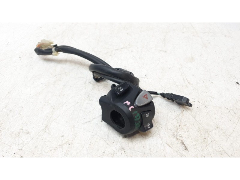 Recambio de piña luces derecha para honda pcx 125 referencia OEM IAM 35160K1ZJ12  