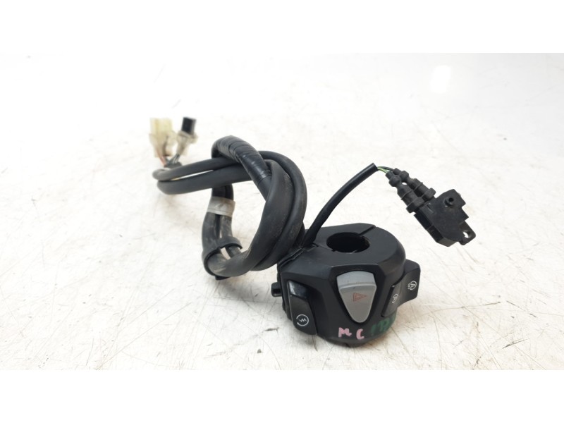 Recambio de piña luces derecha para honda pcx 125 referencia OEM IAM 35160K1ZJ12  