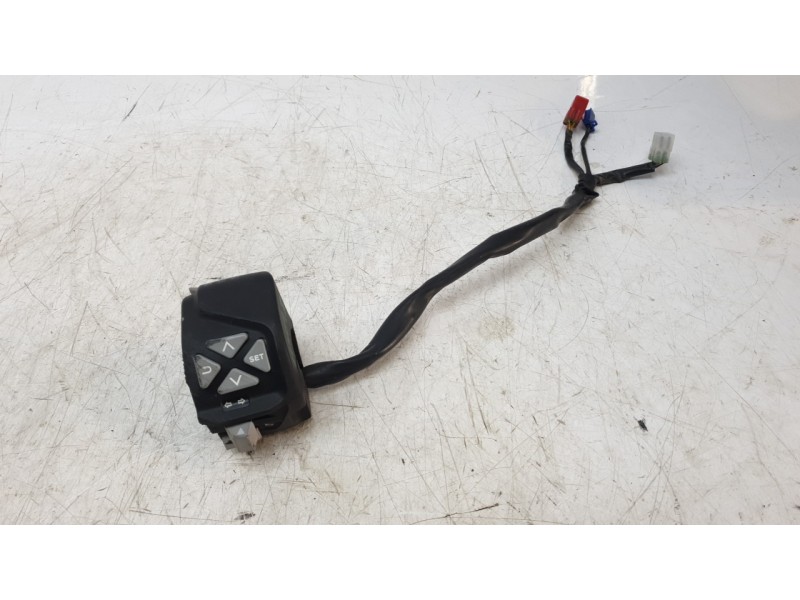 Recambio de piña luces izquierda para ktm 125 duke 125 duke referencia OEM IAM 93011070000  
