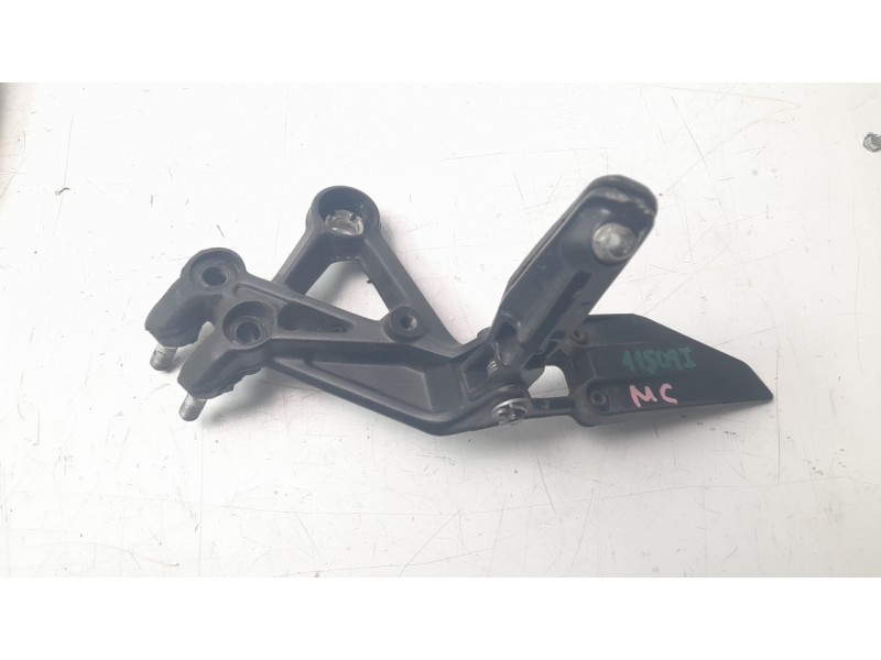 Recambio de estribo lateral para ktm 125 duke 125 duke referencia OEM IAM 93003151033  
