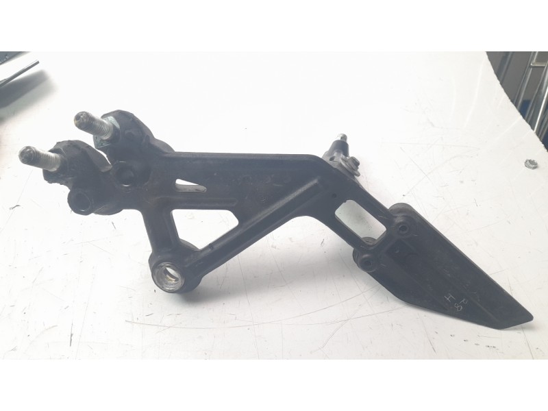 Recambio de estribo lateral para ktm 125 duke 125 duke referencia OEM IAM 93003151033  