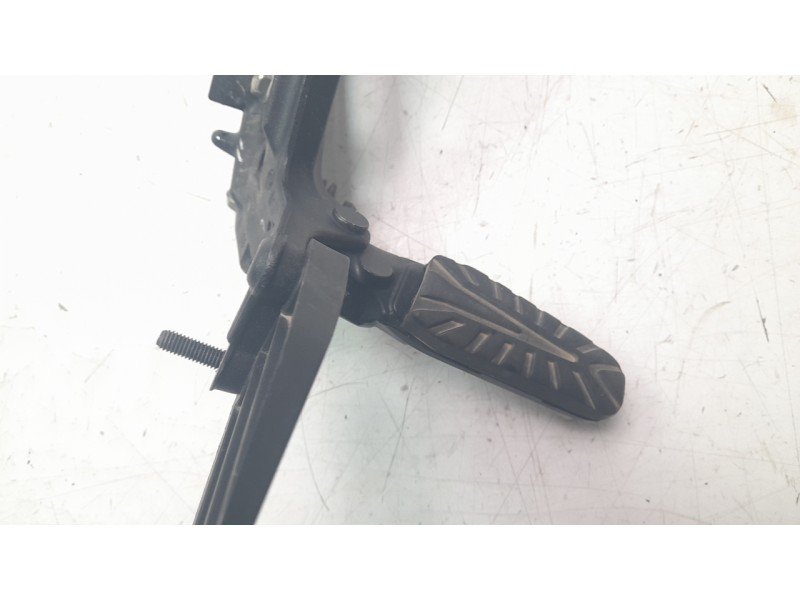 Recambio de estribo lateral para ktm 125 duke 125 duke referencia OEM IAM 93003150033  