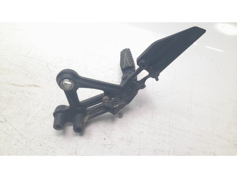 Recambio de estribo lateral para ktm 125 duke 125 duke referencia OEM IAM 93003150033  