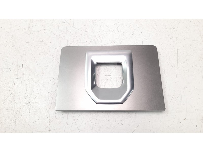 Recambio de moldura para land rover range rover evoque referencia OEM IAM N8D2045K08CA  