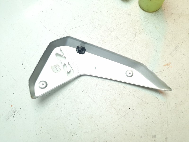 Recambio de moldura para bmw r 1300 gs referencia OEM IAM 46631683103  