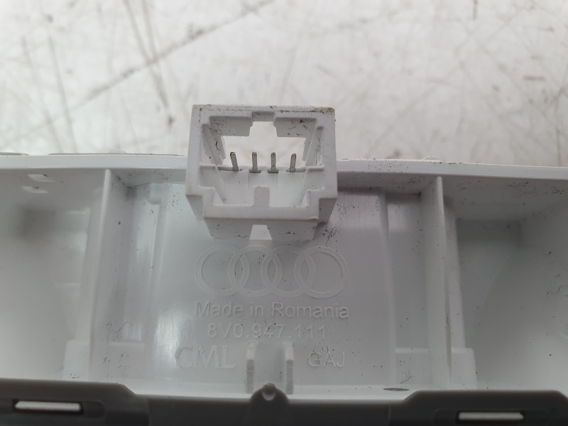 Recambio de luz interior para audi a1 sportback (gba) 30 tfsi referencia OEM IAM 8V0947111  