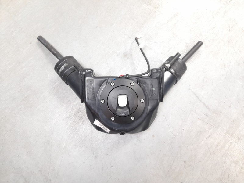 Recambio de deposito combustible para ktm super adventure 1290 super adventure s referencia OEM IAM 61907013066  