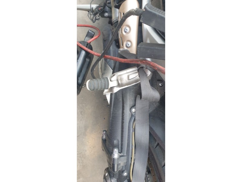 Recambio de estribera izquierda para triumph rocket 3 r referencia OEM IAM   