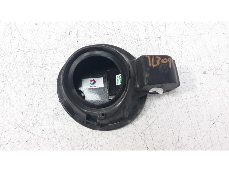 Recambio de tapa exterior combustible para peugeot 208 1.2 12v vti referencia OEM IAM 9673905980  