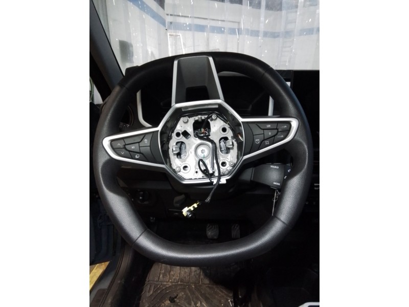 Recambio de volante para dacia spring referencia OEM IAM 484003159R  
