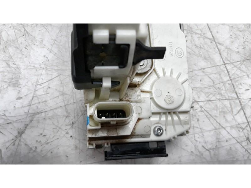 Recambio de cerradura puerta delantera derecha para jeep compass ii 1.6 m-jet cat referencia OEM IAM P68164358AB  