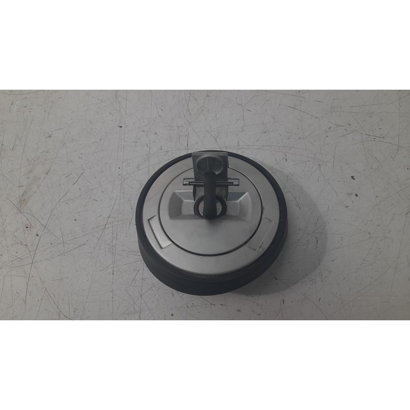Recambio de tapa exterior combustible para bmw f ( - 800cc) f 800 gs triple black (k72) referencia OEM IAM 16117691502  