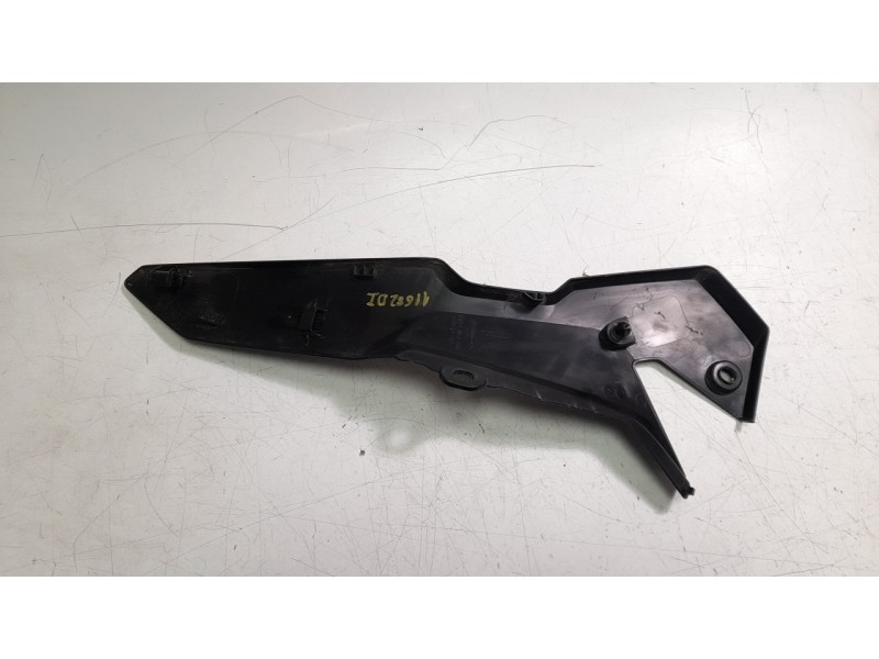 Recambio de moldura para honda cb 750 hornet referencia OEM IAM 83611MLBD00  