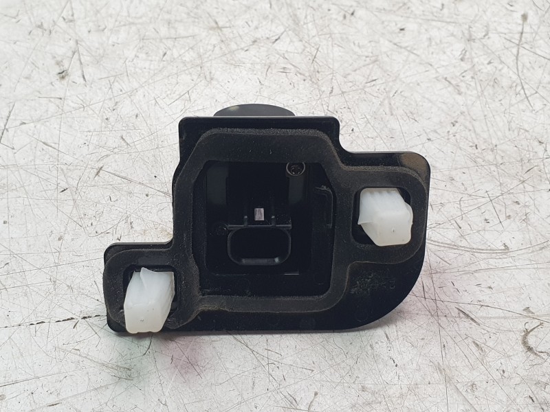 Recambio de camara vision trasera para toyota yaris cross hybrid 2wd active tech referencia OEM IAM 867900D140  