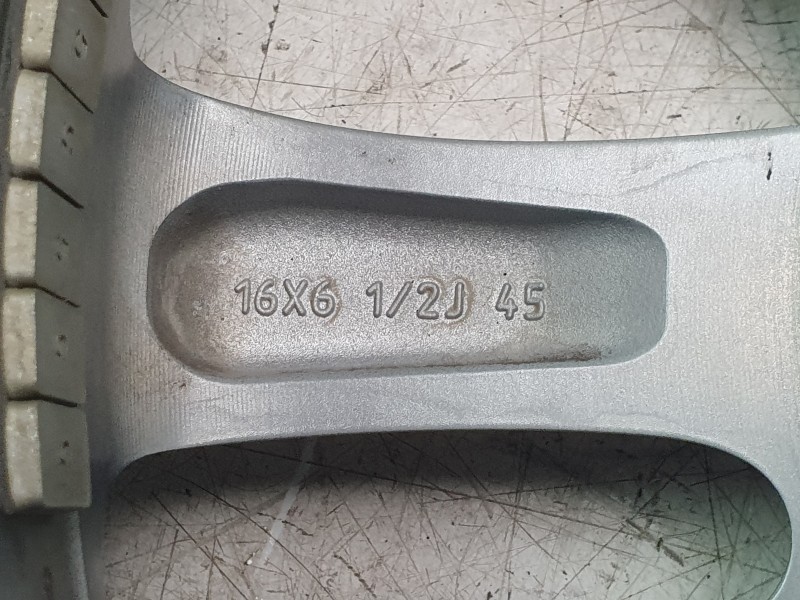 Recambio de llanta para mazda 3 sedán 2.5 e-skyactiv-g referencia OEM IAM 9965J26560  