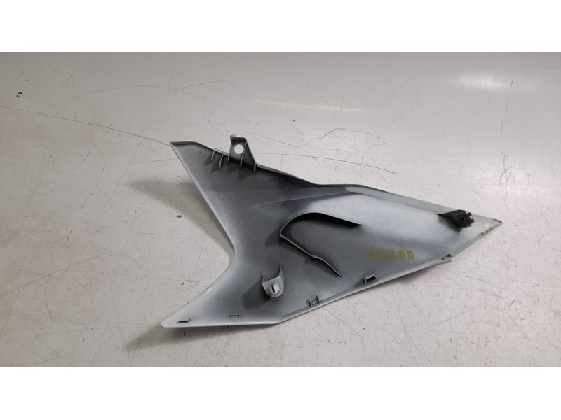 Recambio de moldura para honda cb 750 hornet referencia OEM IAM 64330MLBD000 64300MLBD00ZC 