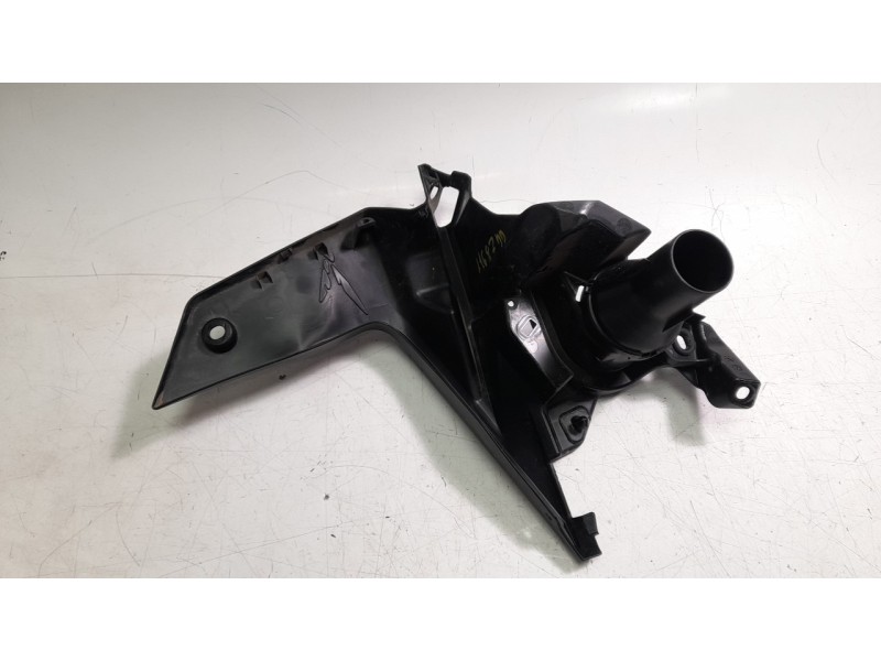 Recambio de moldura para honda cb 750 hornet referencia OEM IAM 64336MLBD00  