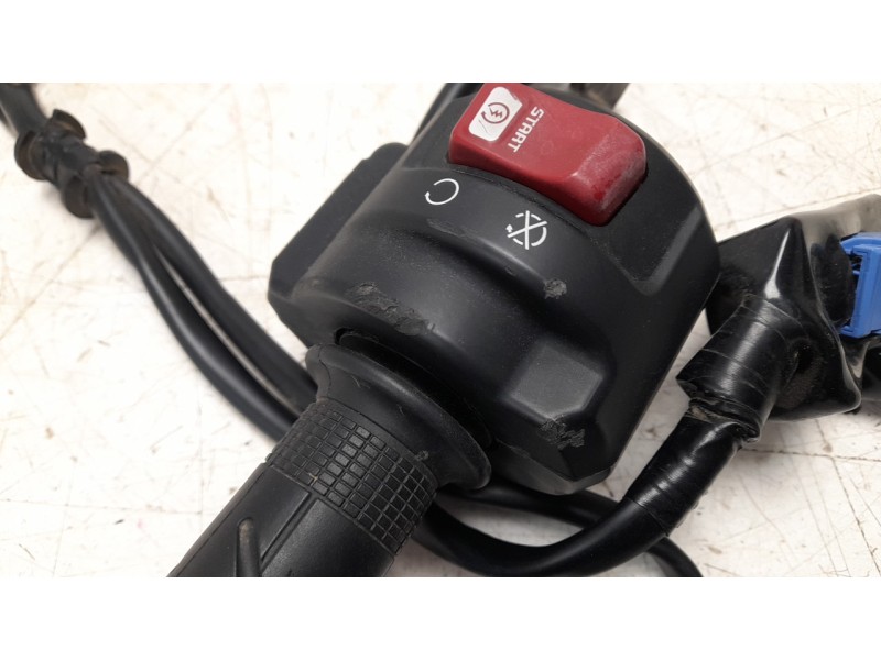 Recambio de piña luces derecha para honda cb 750 hornet referencia OEM IAM 35135MLBD01  