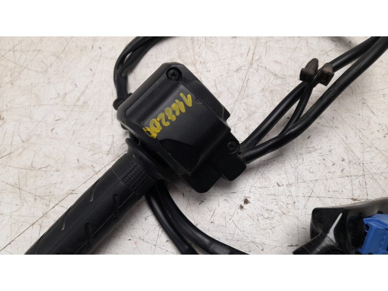 Recambio de piña luces derecha para honda cb 750 hornet referencia OEM IAM 35135MLBD01  