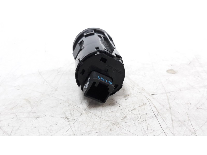 Recambio de interruptor para mazda 3 berlina (bp) referencia OEM IAM BHR1663S0A  
