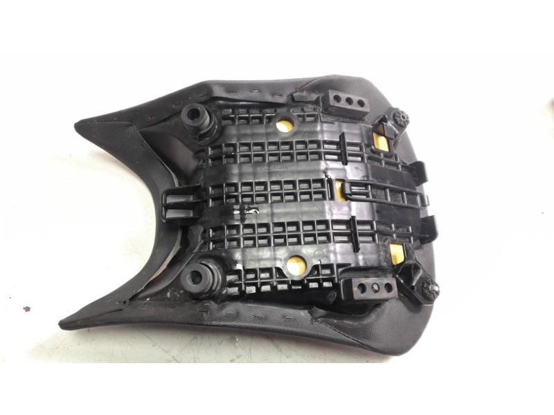 Recambio de asiento para honda cb 750 hornet referencia OEM IAM 77100MLEC00ZA  