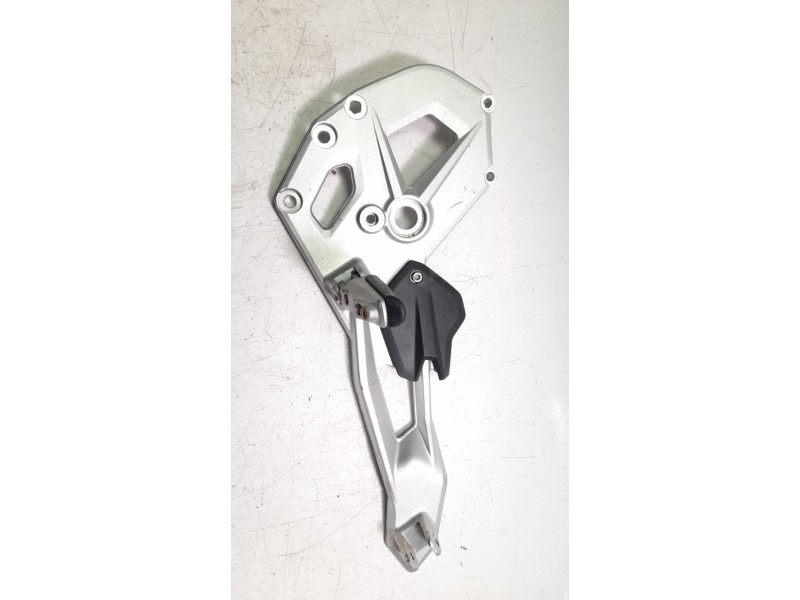 Recambio de estribo lateral para bmw f 900 r referencia OEM IAM 46718404015  